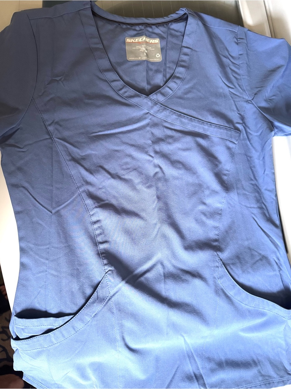 Skechers Women’s Reliance 3 Pocket Crossover V‑neck Scrub Top in Ceil size Small